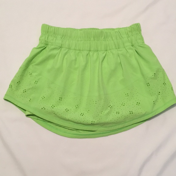 lululemon athletica Dresses & Skirts - LuluLemon Run: Breeze By Zippy Green Skirt Size 2
